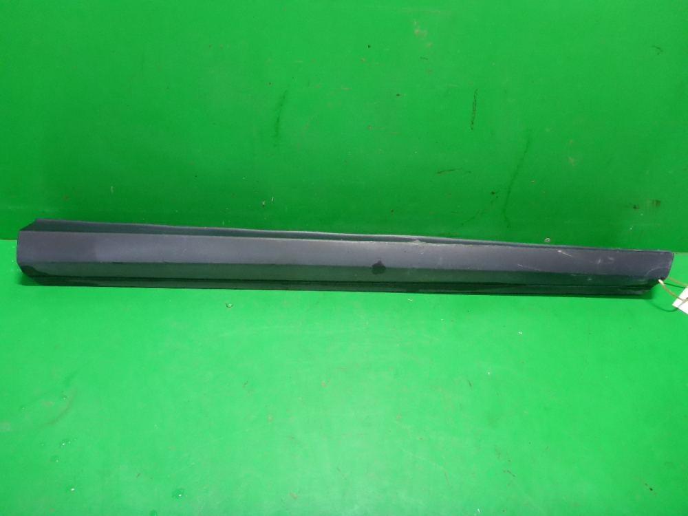 Накладка двери передней правой