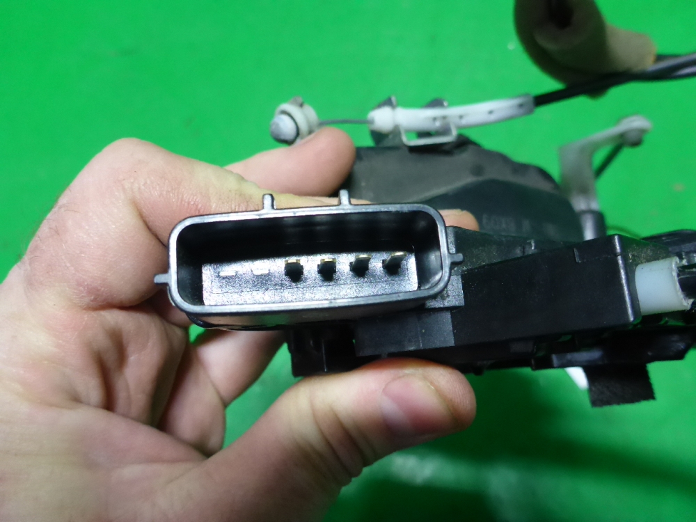 Замок двери передней правой