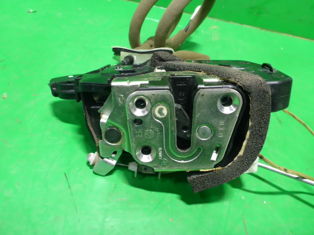 Замок двери передней правой