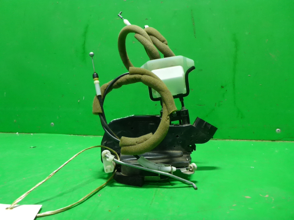 Замок двери передней правой