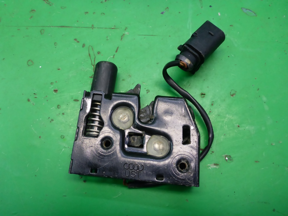 Замок капота