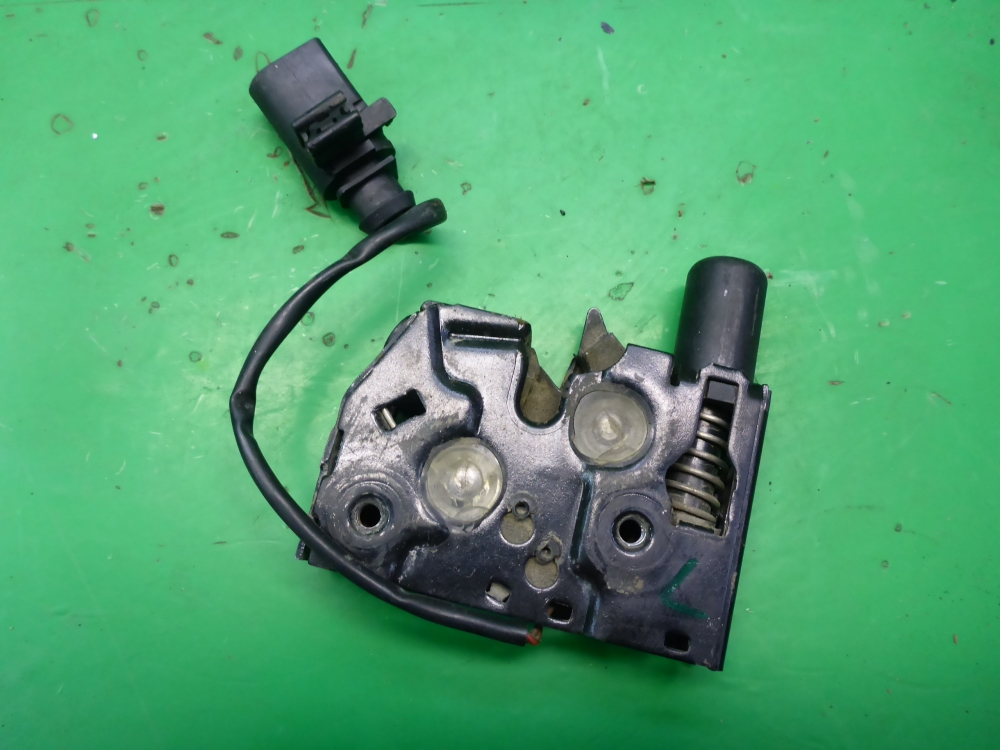 Замок капота