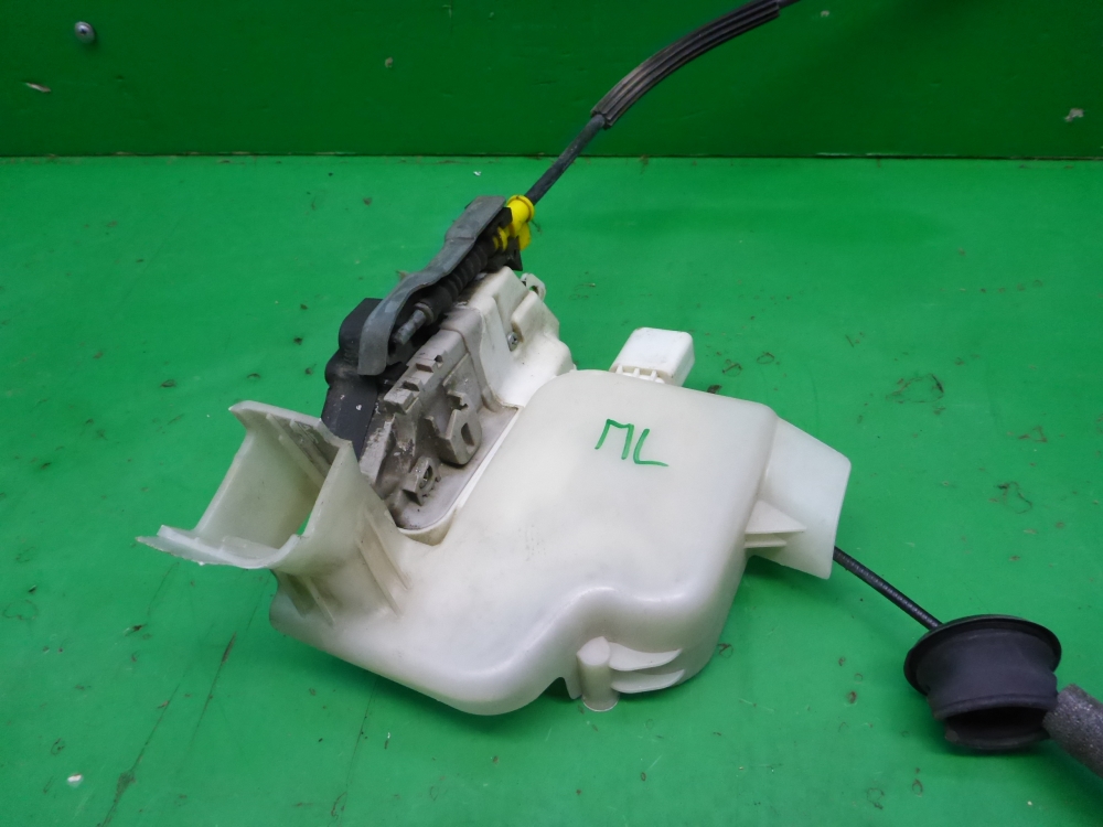 Замок двери передней левой