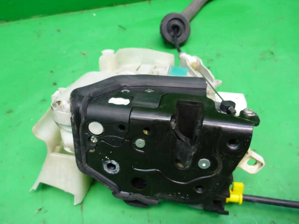 Замок двери передней левой