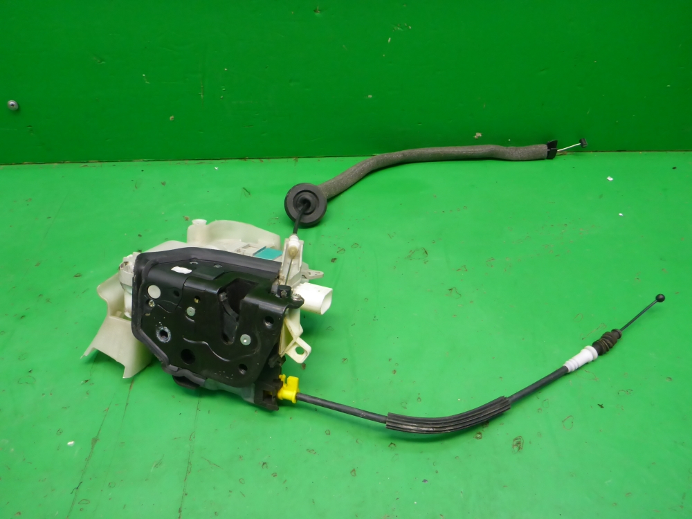 Замок двери передней левой