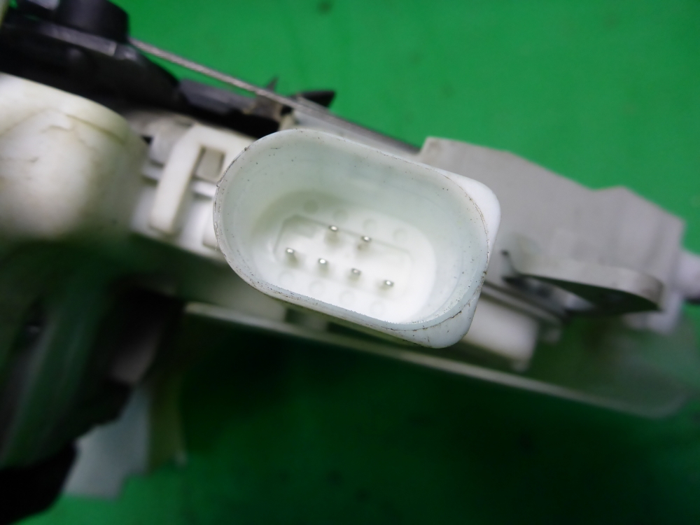 Замок двери передней левой