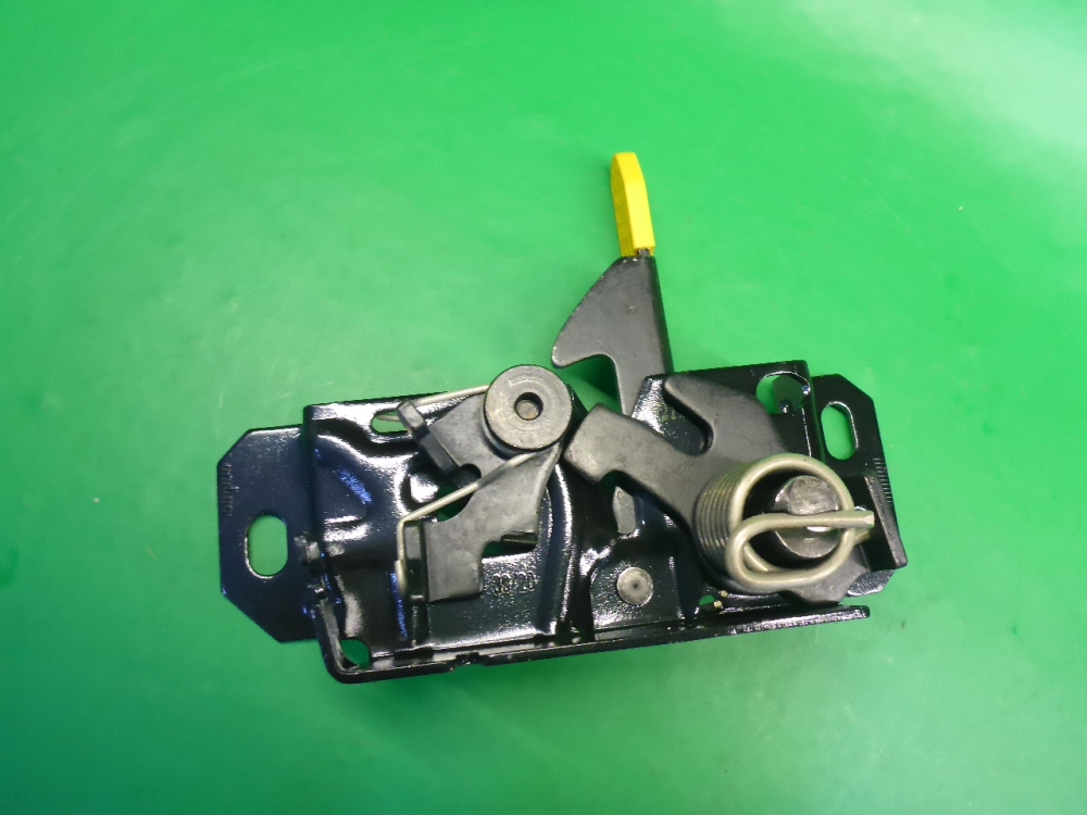 Замок капота