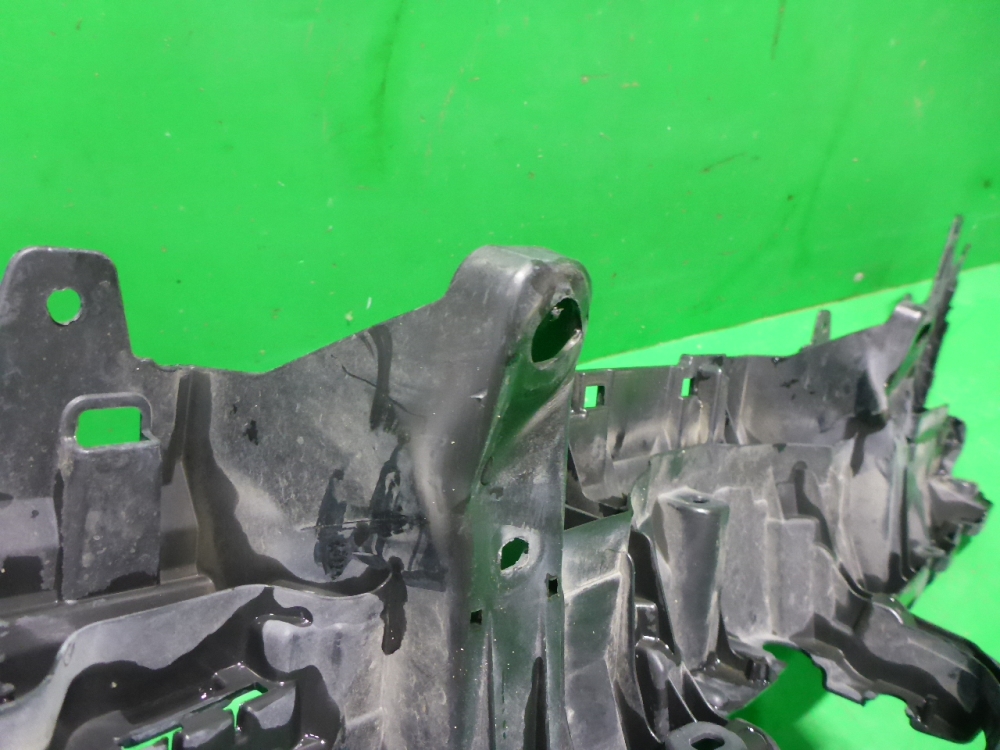 Кронштейн переднего бампера