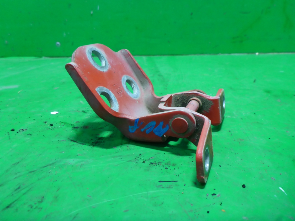 Петля двери передней правой верхняя