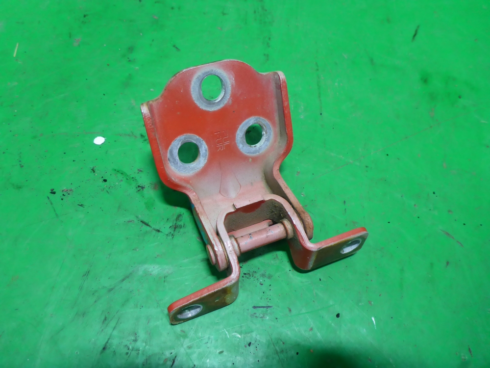 Петля двери передней правой верхняя