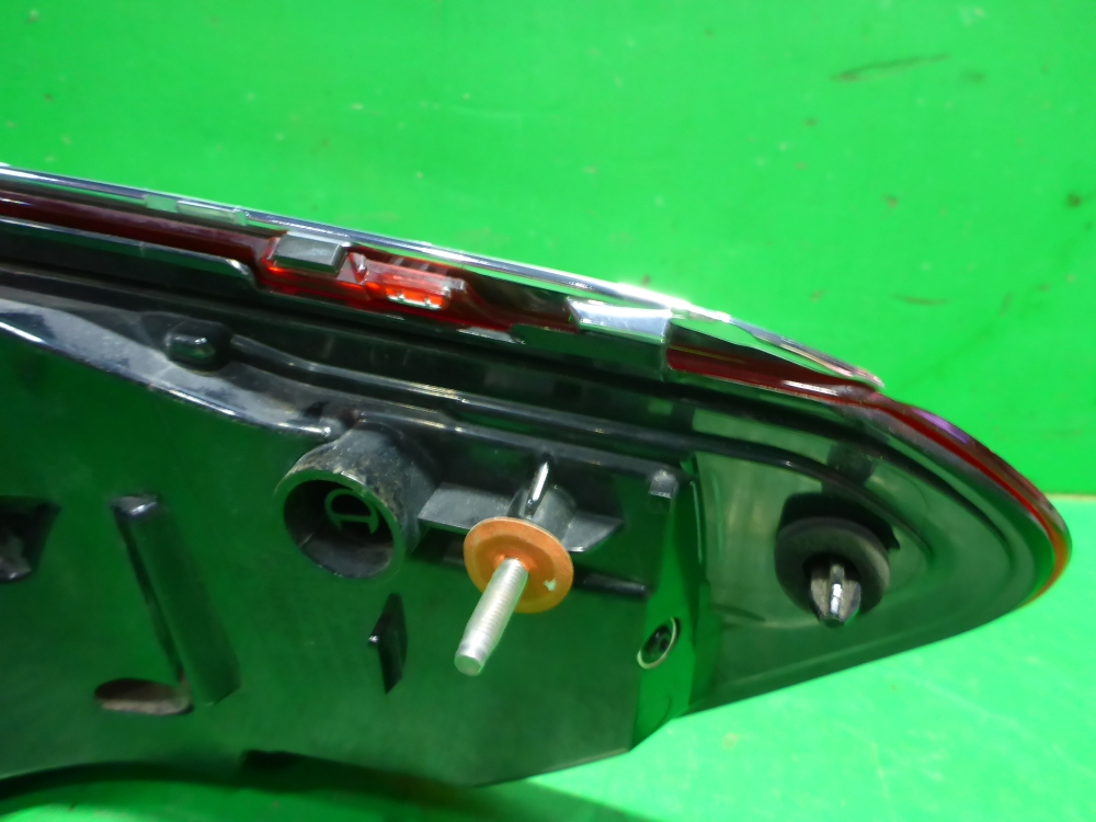 Фонарь задний наружный левый