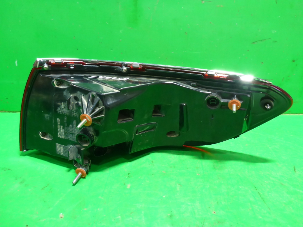 Фонарь задний наружный левый