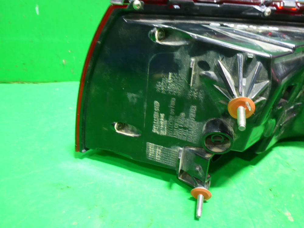 Фонарь задний наружный левый