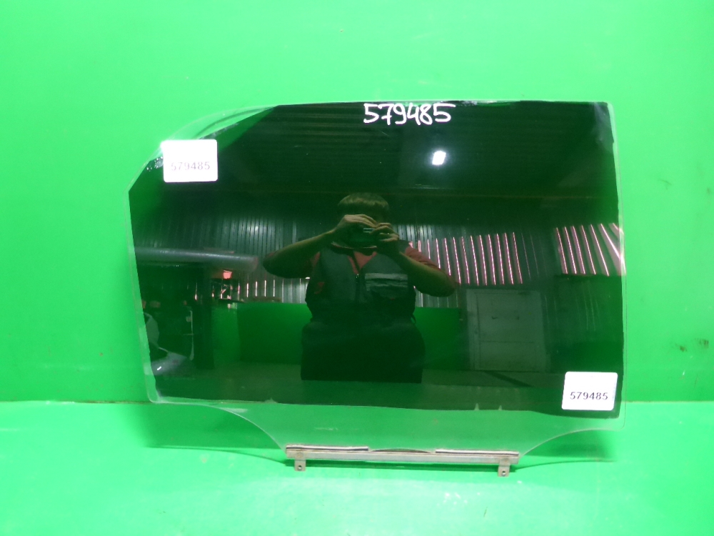 Стекло двери задней правой