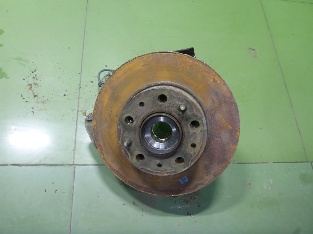 Кулак поворотный передний правый