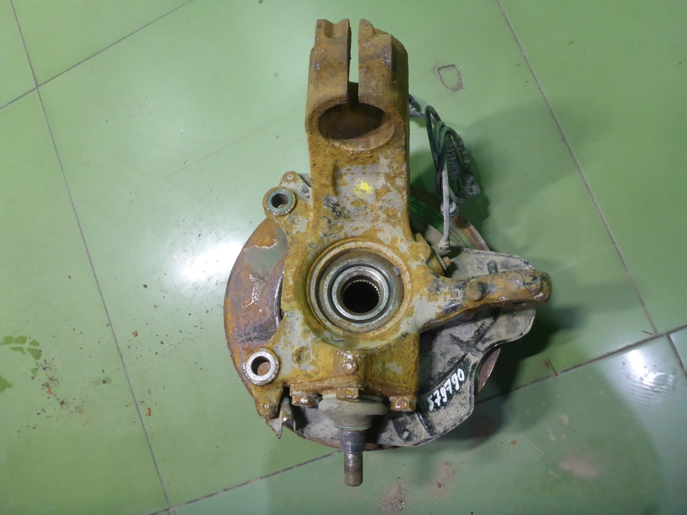 Кулак поворотный передний правый