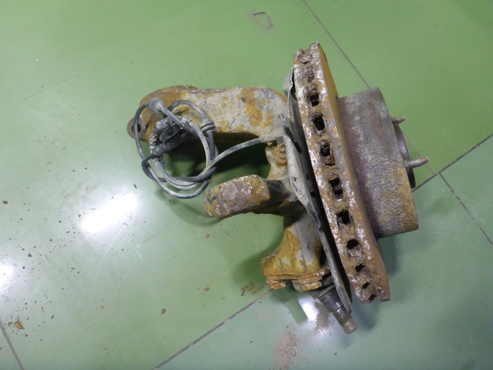 Кулак поворотный передний правый