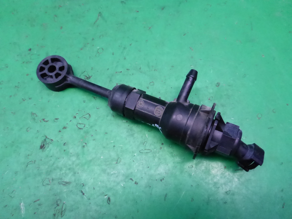 Цилиндр сцепления главный