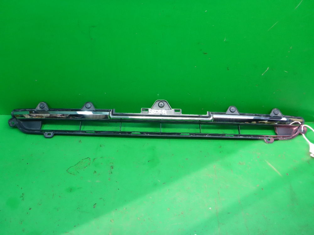 Решетка в бампер центральная