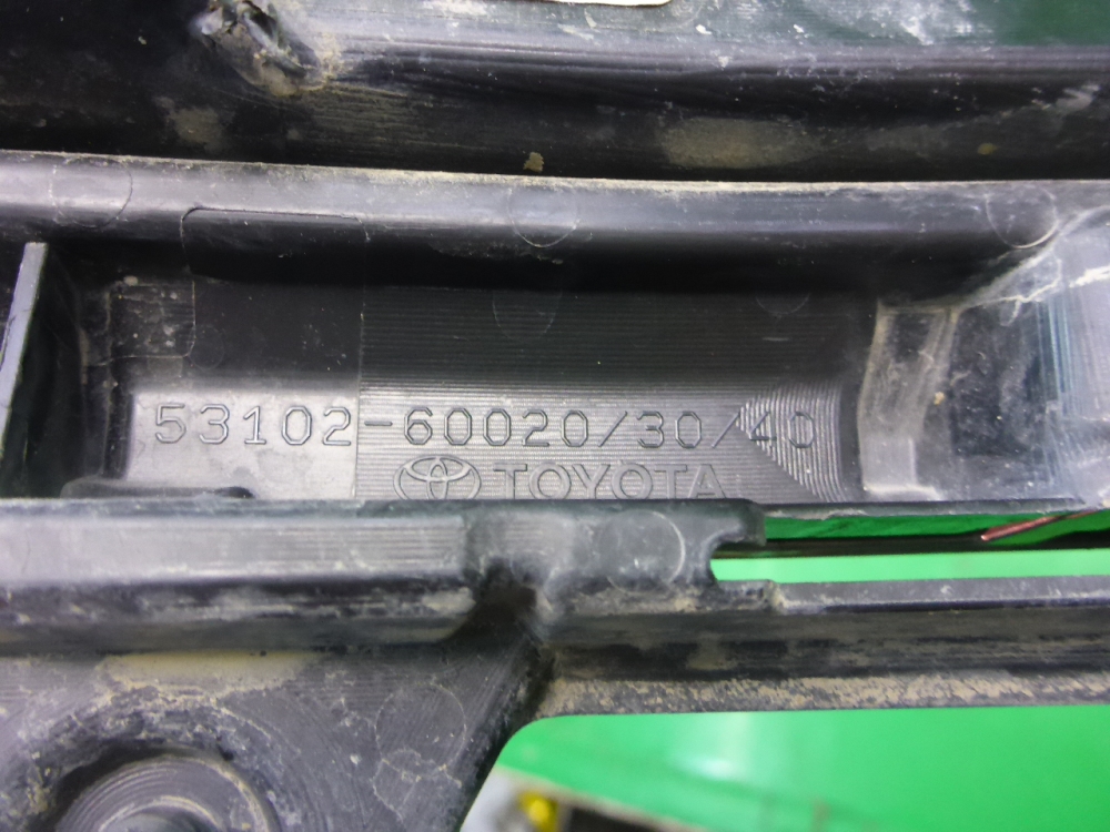 Решетка в бампер центральная