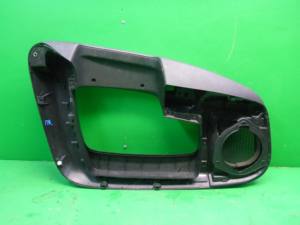 Обшивка двери передней правой