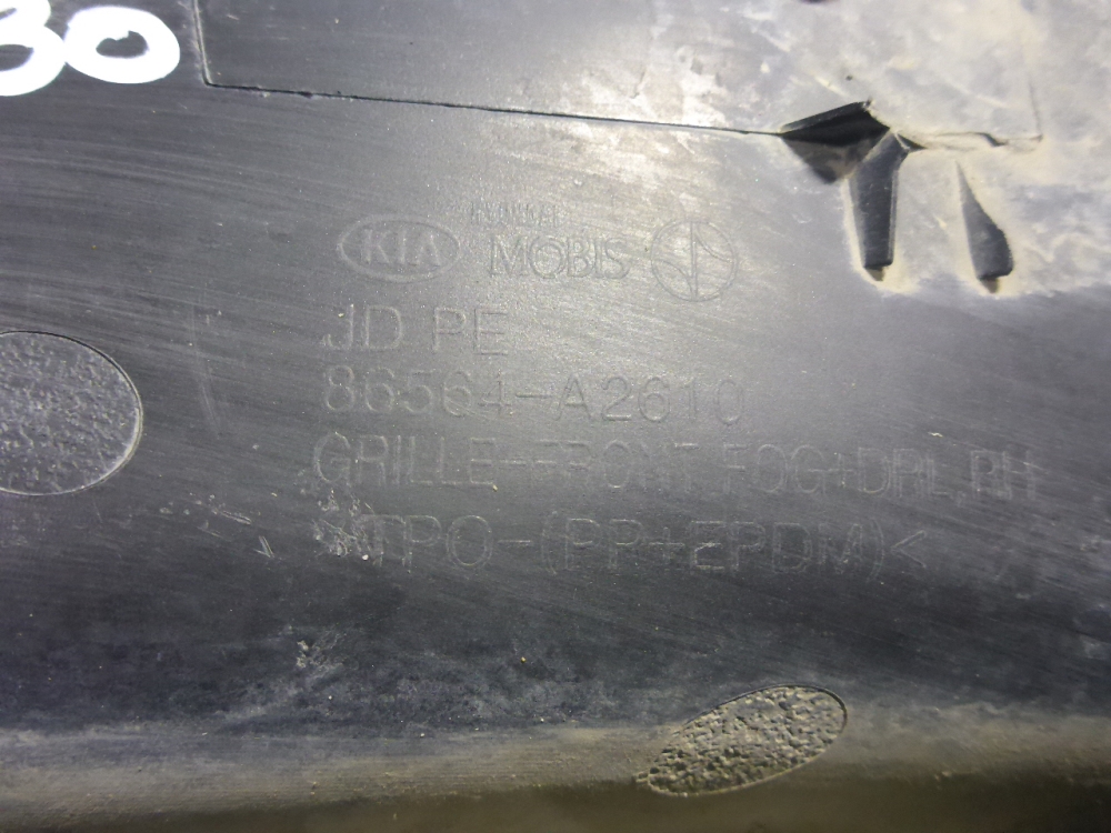 Рамка противотуманной фары правой