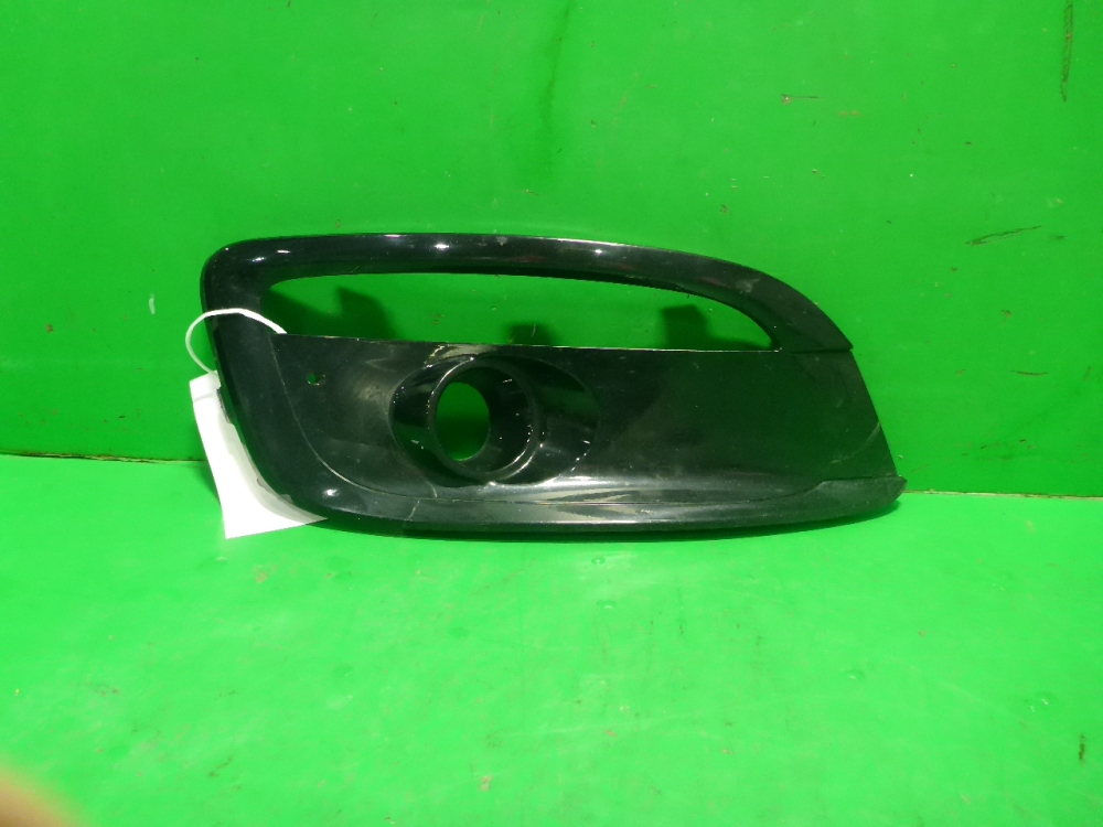 Рамка противотуманной фары правой