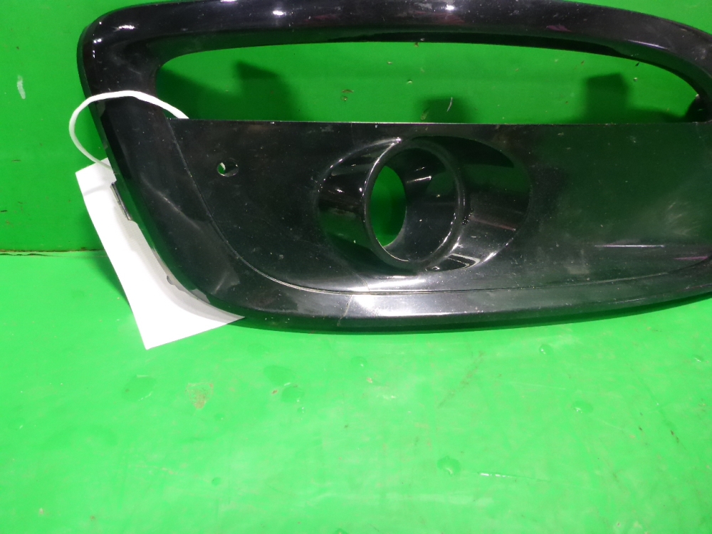 Рамка противотуманной фары правой