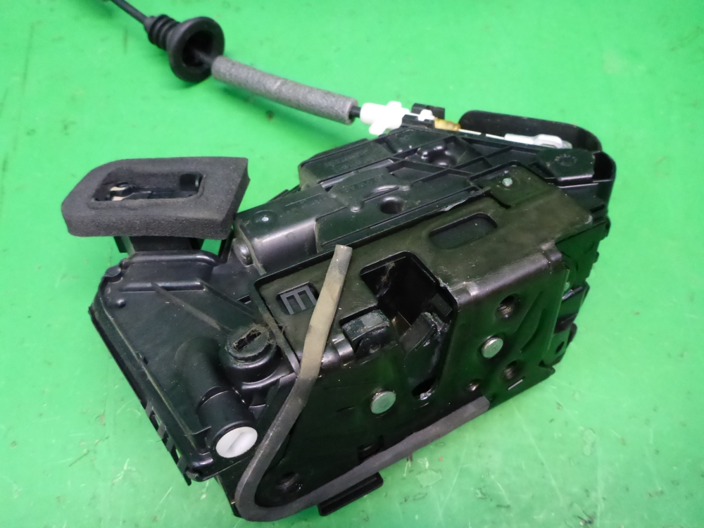 Замок двери задней левой