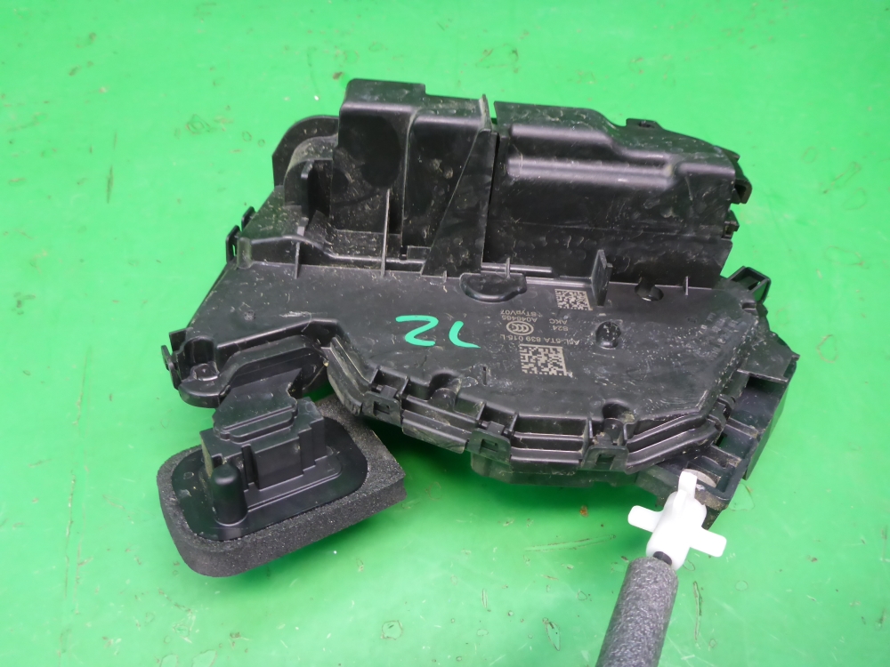 Замок двери задней левой