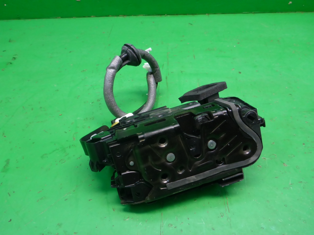 Замок двери передней правой