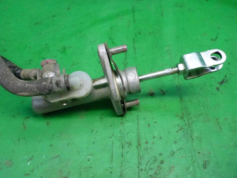 Цилиндр сцепления главный