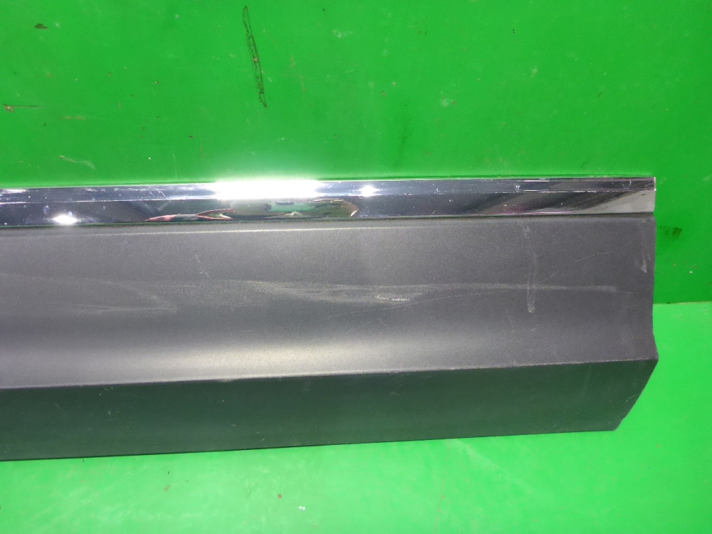 Накладка двери передней левой