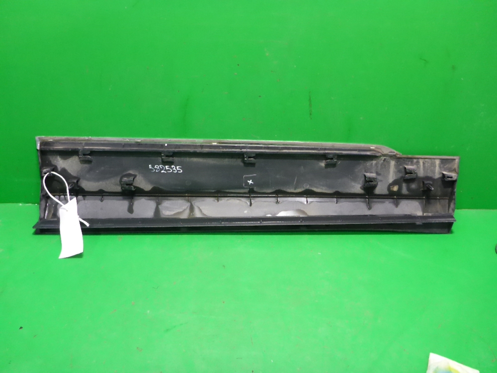 Накладка двери передней левой