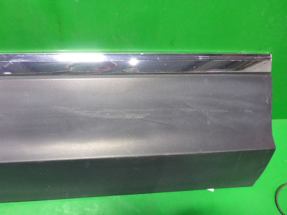 Накладка двери передней левой