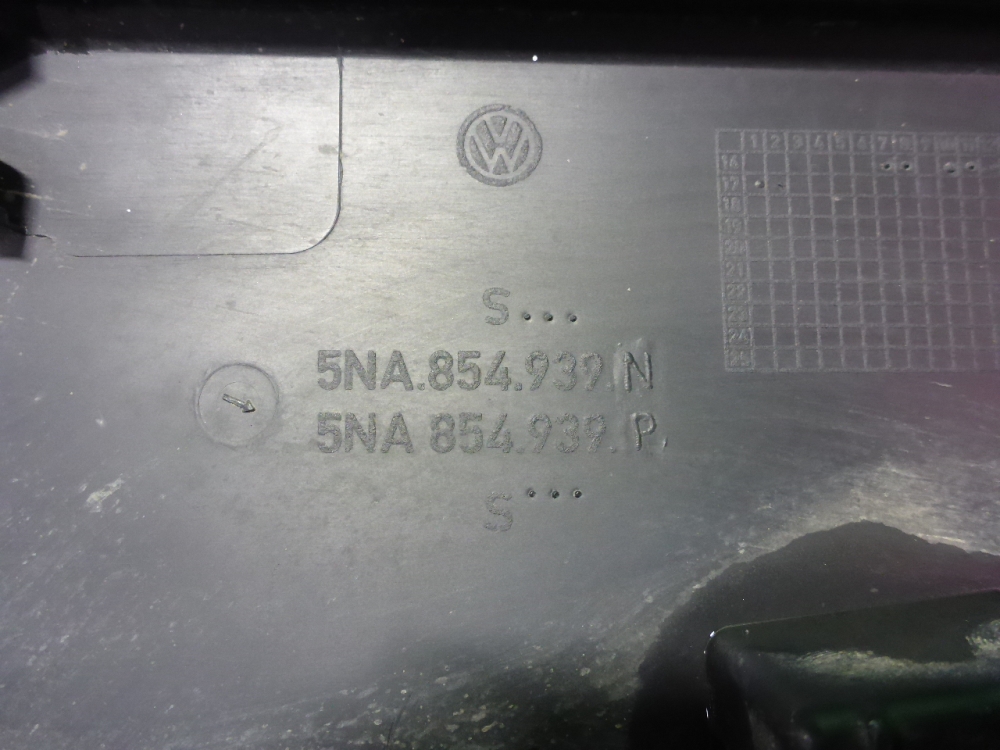 Накладка двери передней левой