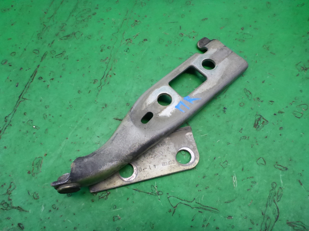 Петля капота правая