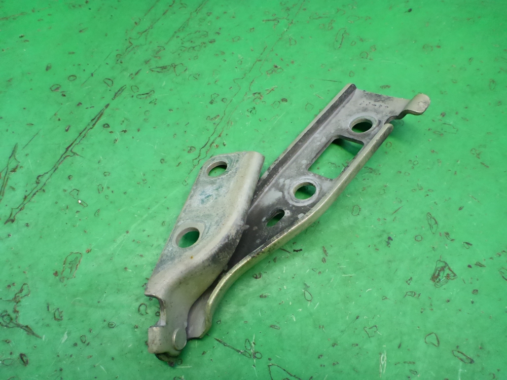 Петля капота правая