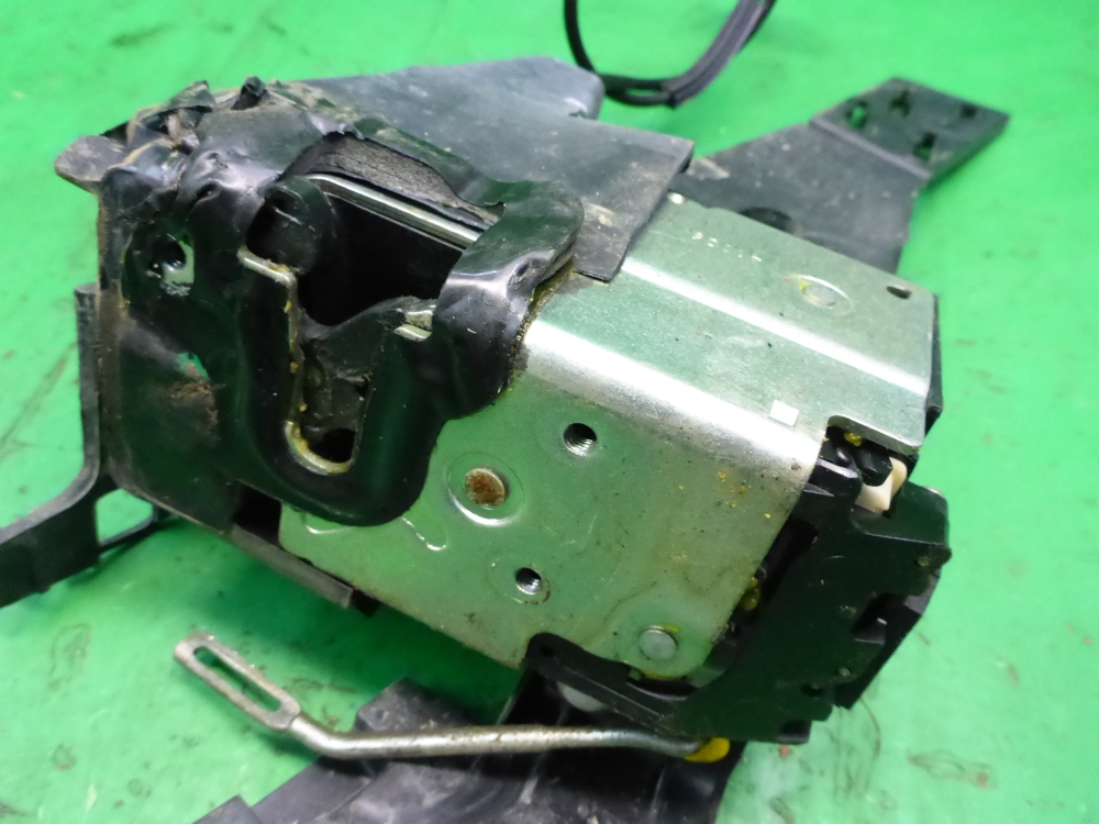 Замок двери задней левой