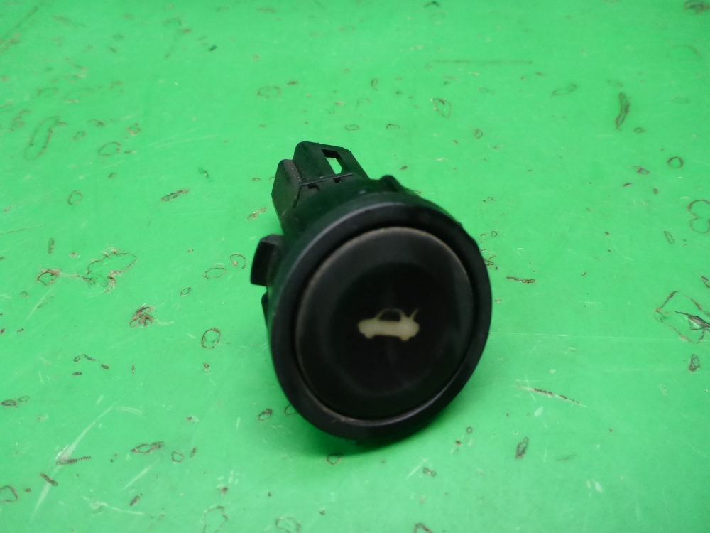 Кнопка открывания багажника