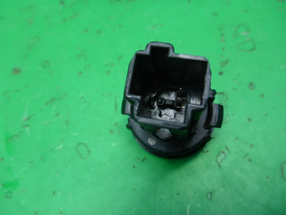 Кнопка открывания багажника