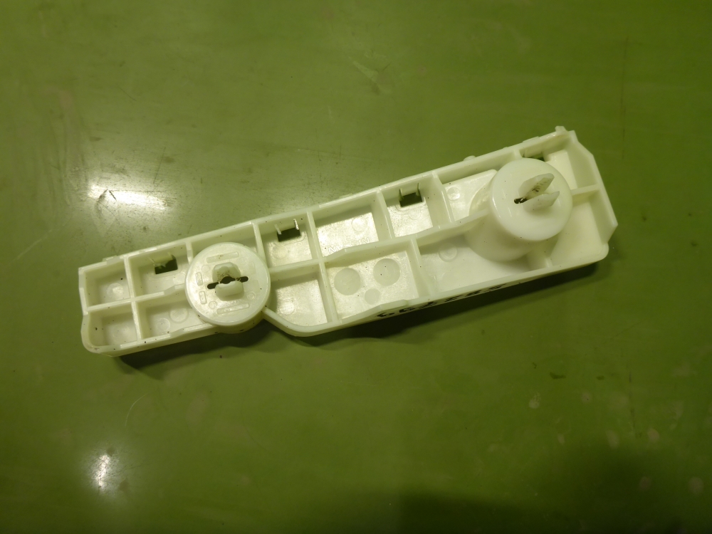 Кронштейн переднего бампера левый