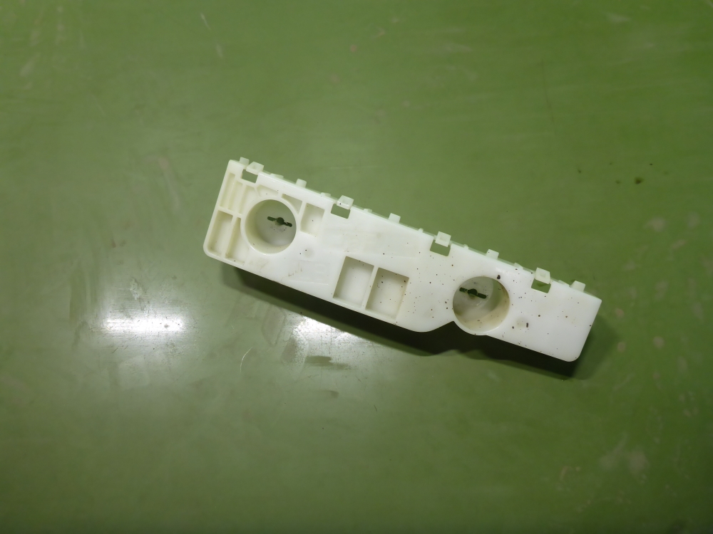 Кронштейн переднего бампера левый