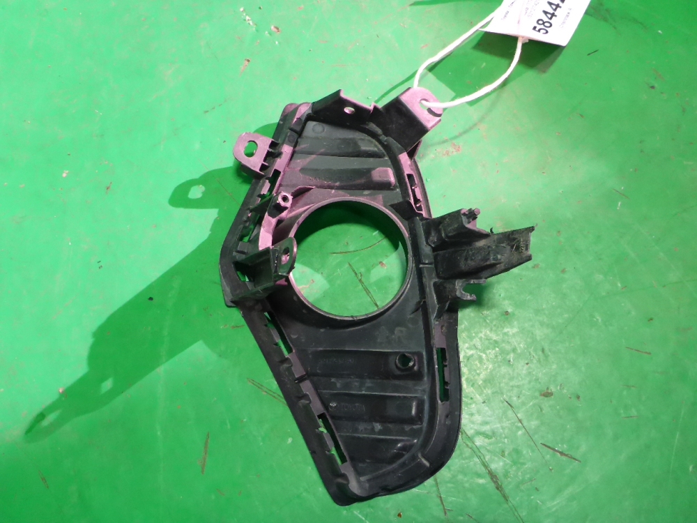 Рамка противотуманной фары правой