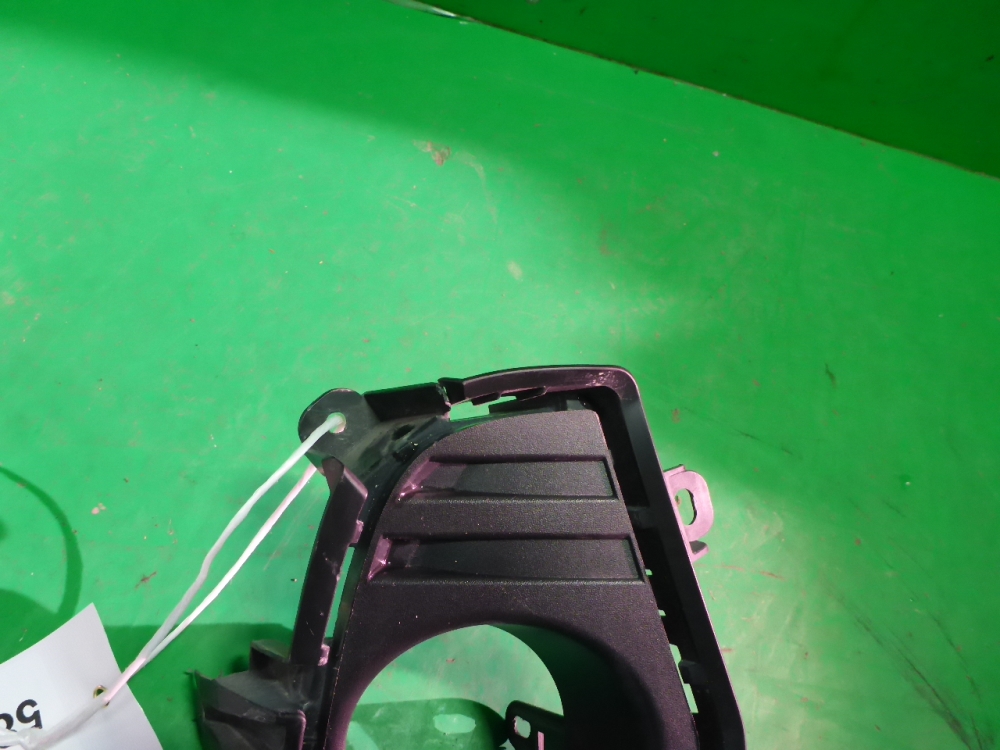 Рамка противотуманной фары правой