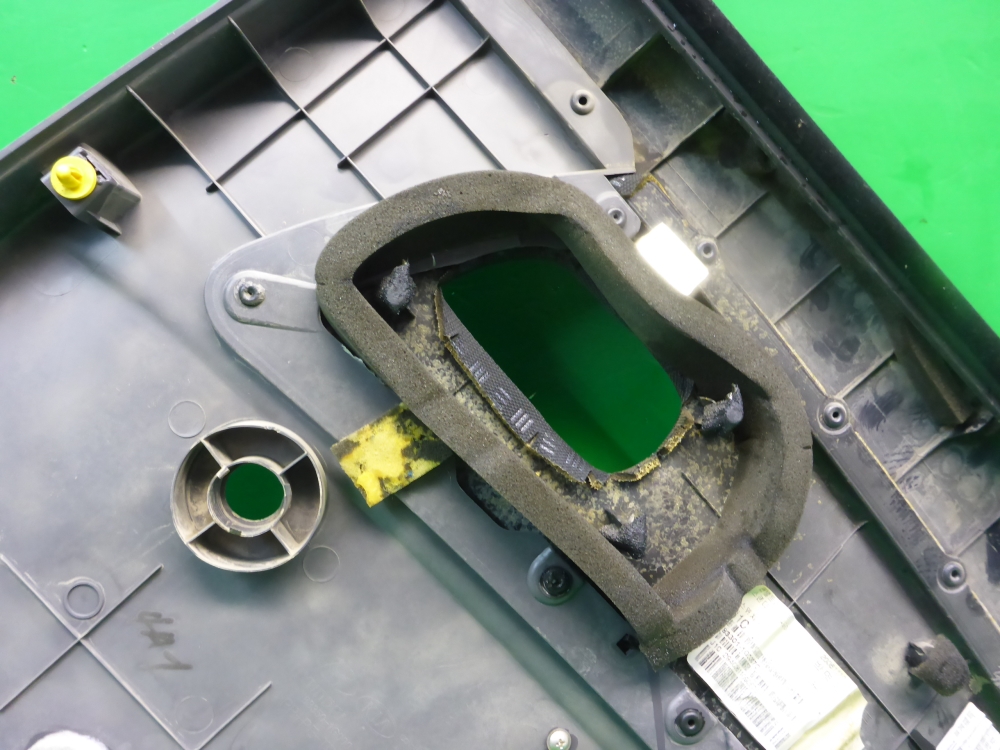 Обшивка двери задней левой