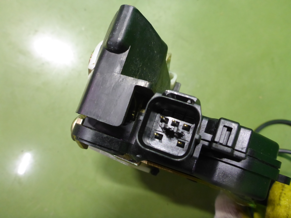 Замок двери передней правой