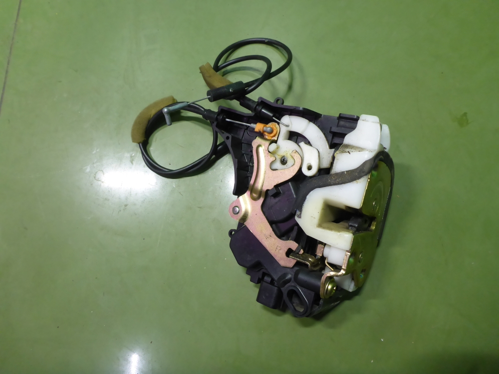 Замок двери передней правой