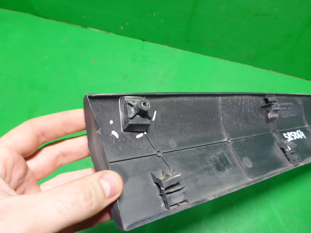 Накладка двери передней левой