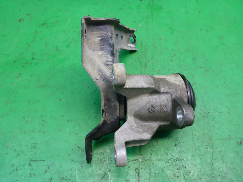 Опора двигателя правая